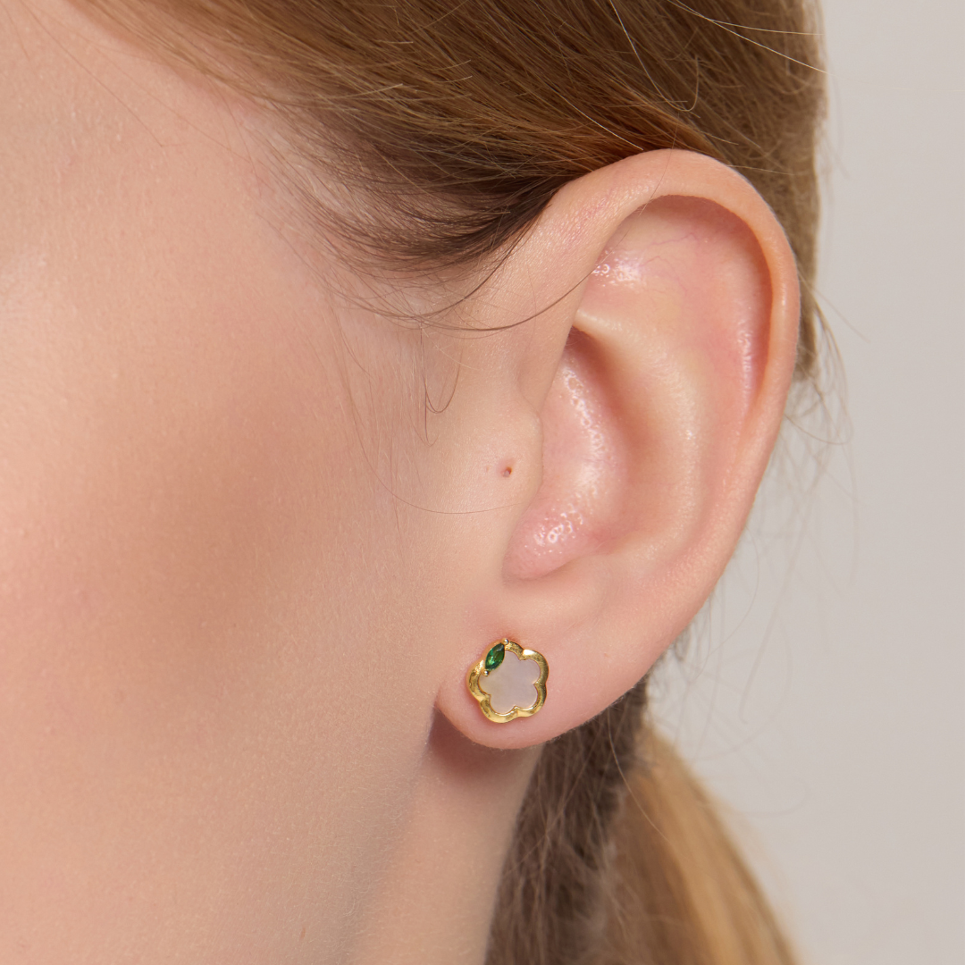 Boucles d'oreilles à tige en forme de fleur de coquillage blanc avec accent en zircon vert