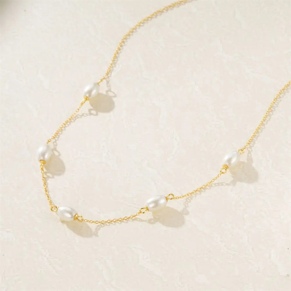 Delicate gold-plated necklace with freshwater pearls, ideal for women seeking a chic and timeless accessory.