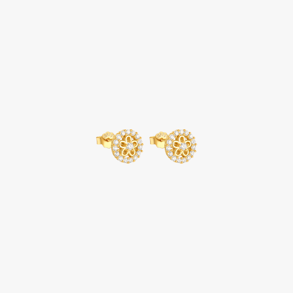 Flower-shaped diamond stud earrings in gold, elegant and timeless jewelry.