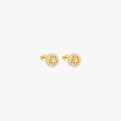 Flower-shaped diamond stud earrings in gold, elegant and timeless jewelry.