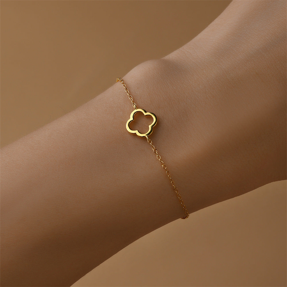 Elegant four-leaf clover bracelet for women, 18K gold-plated, adjustable for a perfect fit.