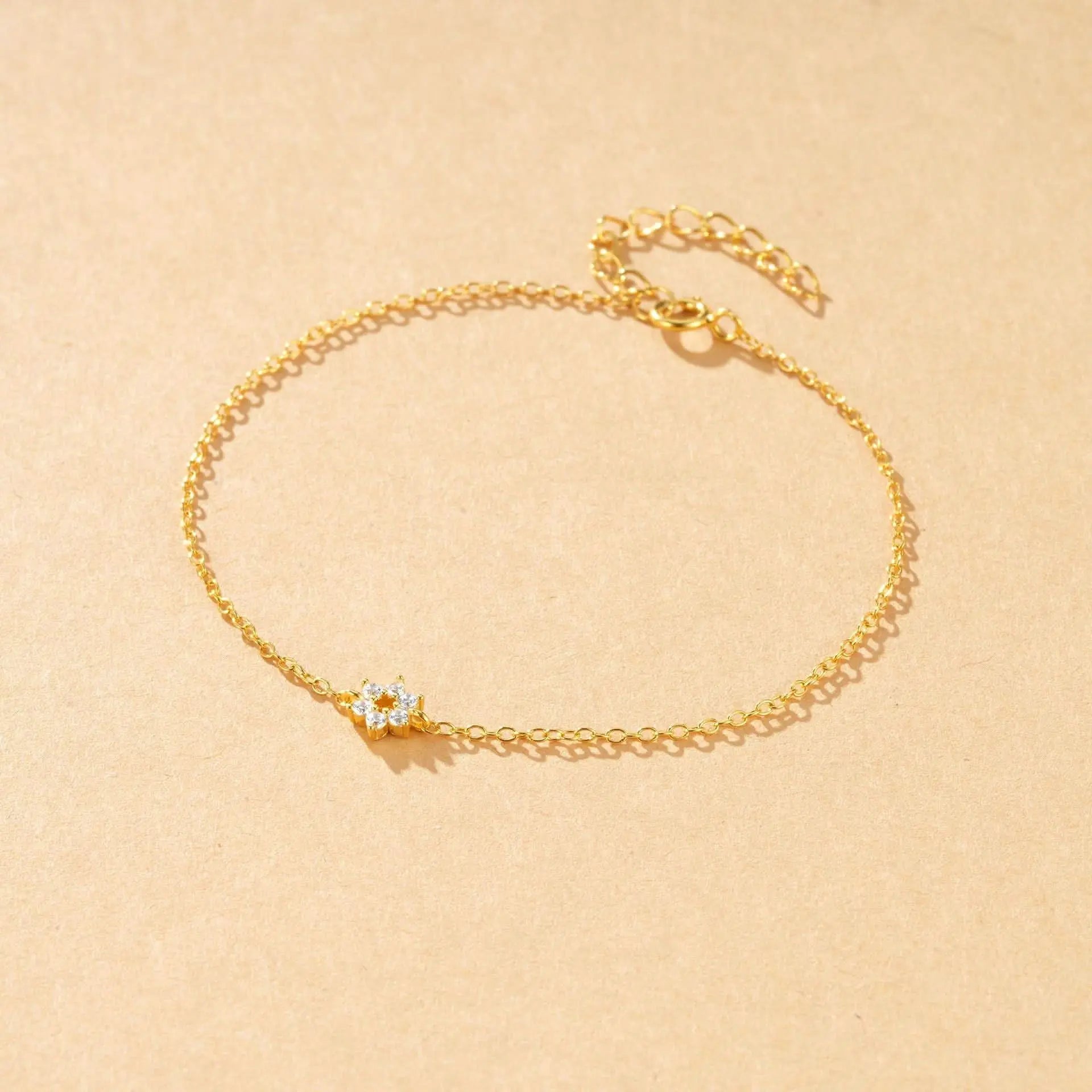 Beautiful gold flower bracelet with diamond details, perfect for a refined and classy look.