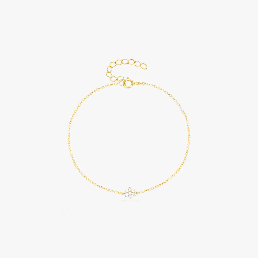 Beautiful gold flower bracelet with diamond details, perfect for a refined and classy look