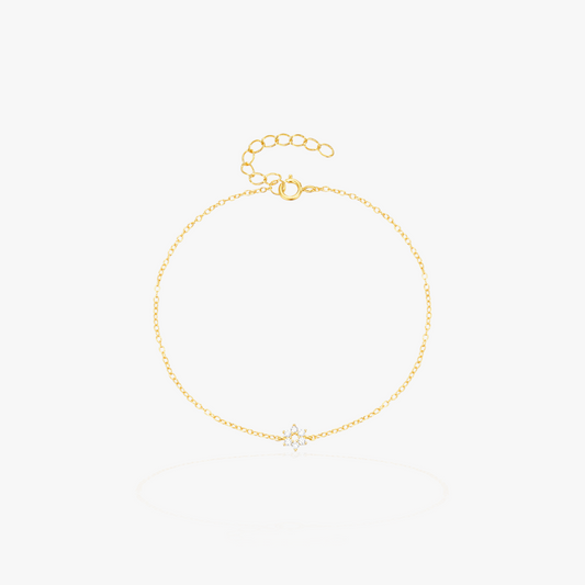 Beautiful gold flower bracelet with diamond details, perfect for a refined and classy look