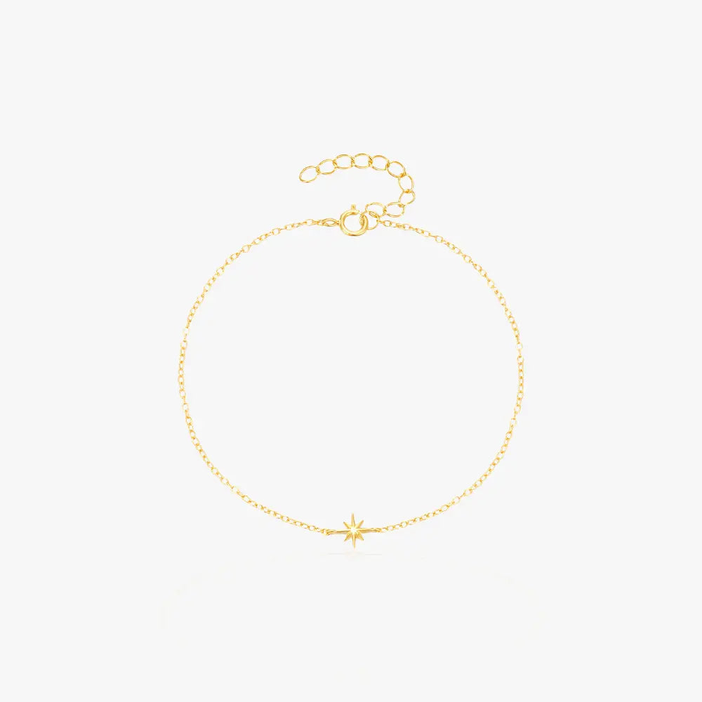 Elegant gold star bracelet with a simple chain, ideal for adding a subtle sparkle to your outfit.