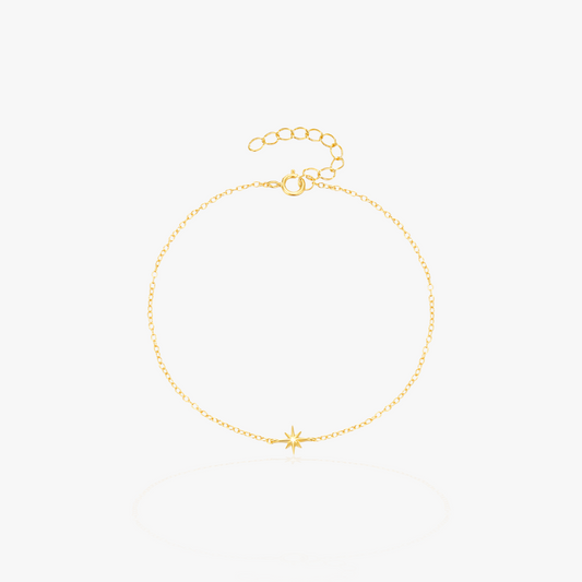 Elegant gold star bracelet with a simple chain, ideal for adding a subtle sparkle to your outfit.