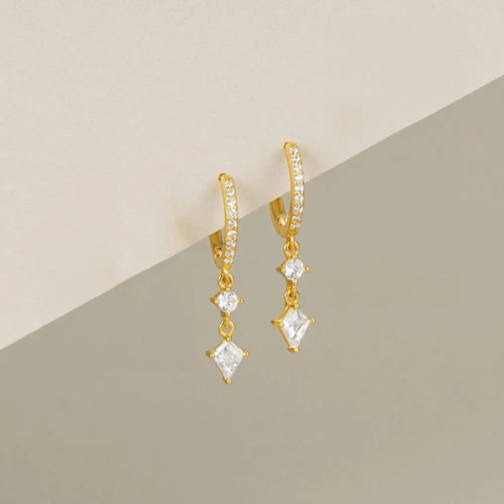 Gold star dangle earrings made from hypoallergenic 925 silver, ideal for everyday wear.