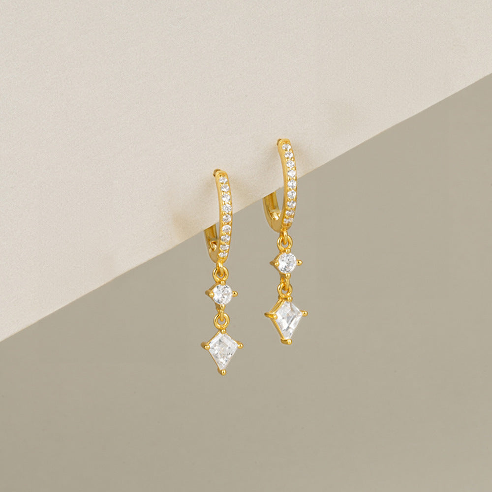 Gold star dangle earrings made from hypoallergenic 925 silver, ideal for everyday wear.