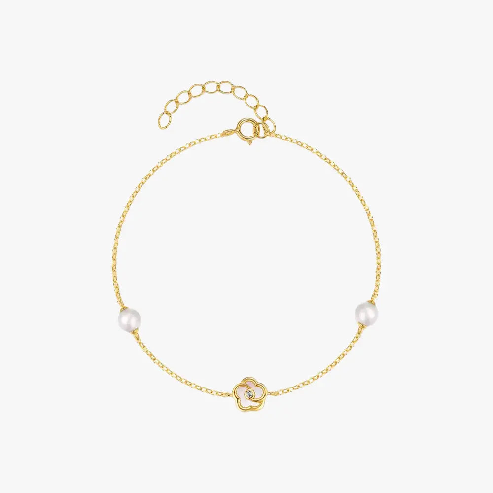 Elegant golden bracelet with pearls and a clover charm, made from 925 sterling silver.