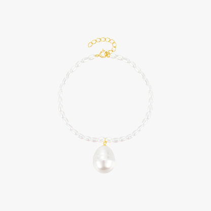 Minimalist pearl bracelet with a gold clasp and baroque pearl charm, adding sophistication to any outfit.