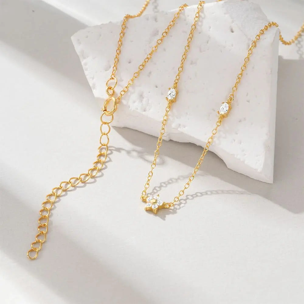 Minimalist pearl chain necklace in gold with an elegant design, perfect for any occasion.