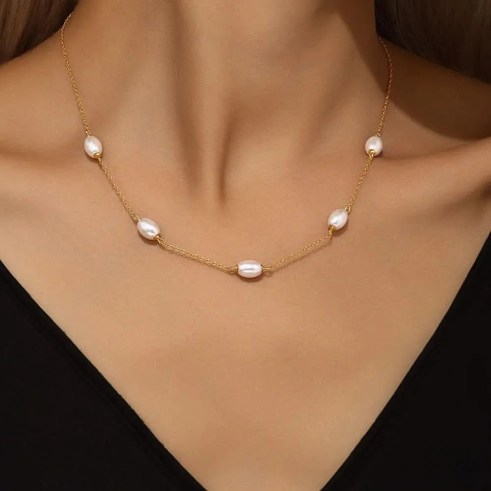 Minimalist pearl necklace with gold-plated chain, a stunning piece of women's jewelry for everyday elegance.