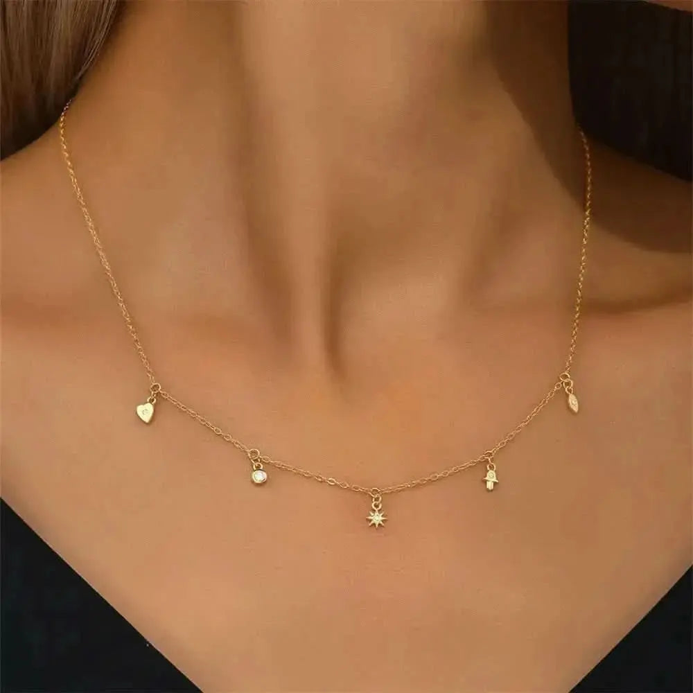 Collar geométrico en capas con estrellas y circonitas