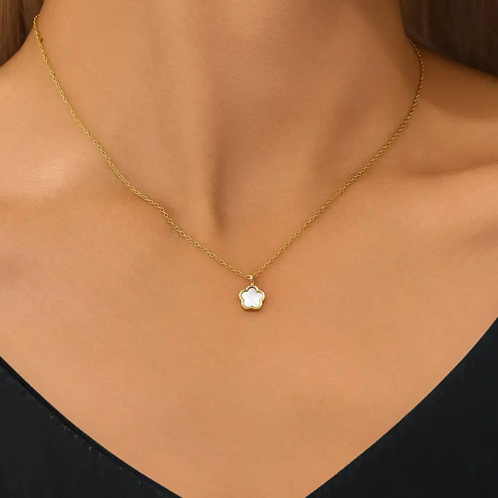 Collier avec pendentif en coquillage blanc et pétales 