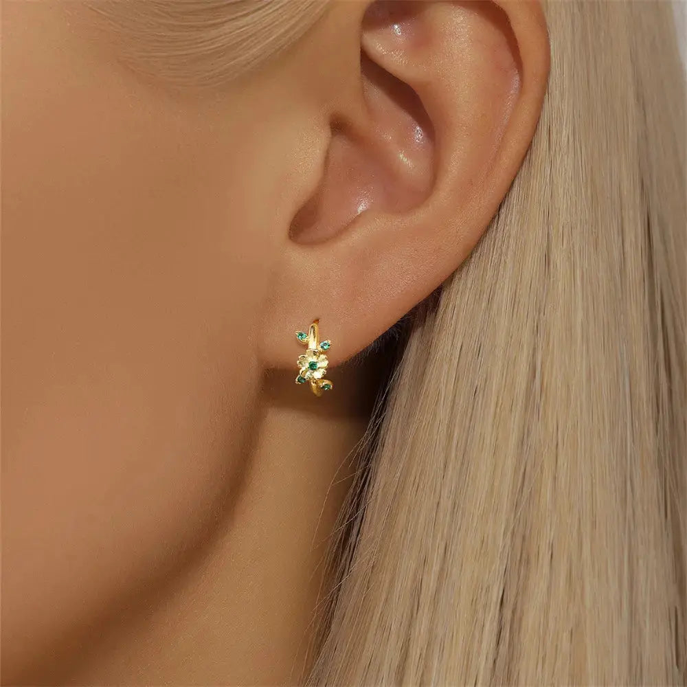 Aros de circonita verde con inspiración floral